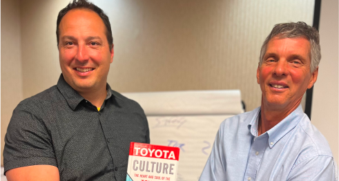 Hugo Poulin et Mike Hoseus avec le livre Toyota Culture