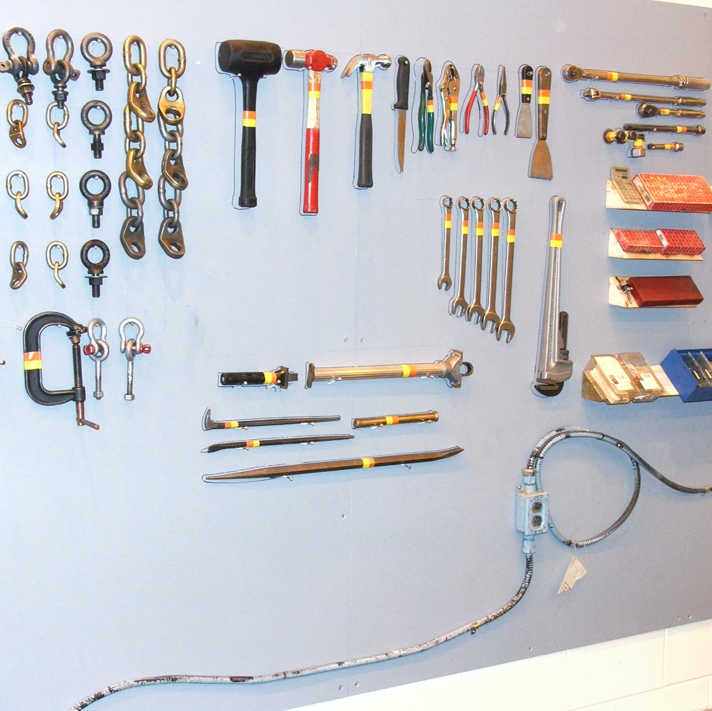 Tableau d'outillage à ombres, chaque outil identifié et à sa place